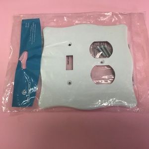 Brainerd Single Switch & Outlet Switch Plate
